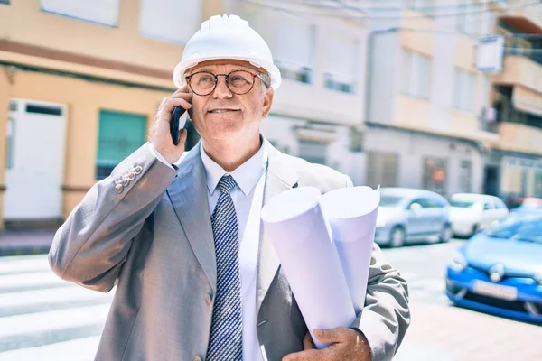 Senior Grey Haired Architect Man Holding Blueprints Using Smartphone Street — Stock Photo, Image