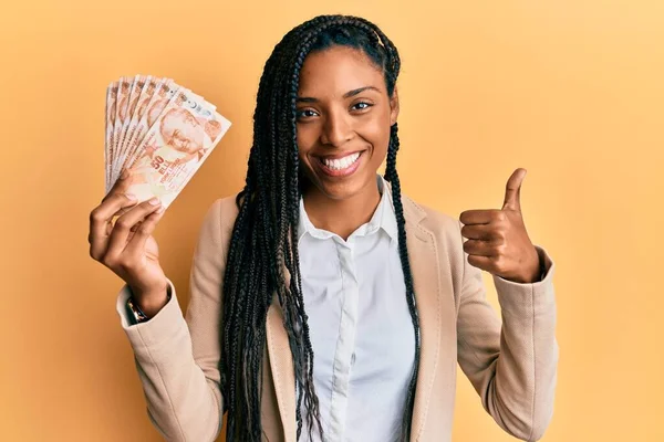 Afro Amerikaanse Vrouw Met Vlechten Houden Turkse Lira Bankbiljetten Glimlachen — Stockfoto