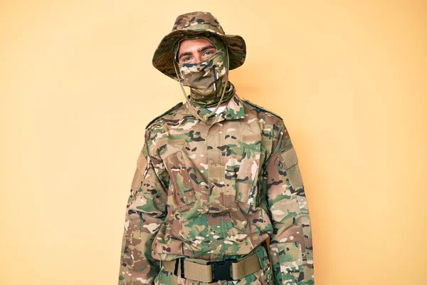 Mladý Pohledný Muž Maskovací Armádní Uniformě Balaklava Hledá Pozitivní Šťastný — Stock fotografie