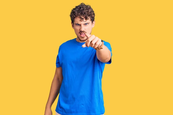 Junger Gutaussehender Mann Mit Lockigem Haar Lässiger Kleidung Der Unzufrieden — Stockfoto