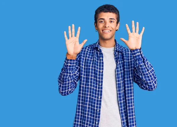 Jovem Afro Americano Vestindo Roupas Casuais Mostrando Apontando Para Cima — Fotografia de Stock