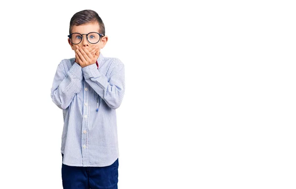 Ragazzo Biondo Carino Con Papillon Nerd Occhiali Scioccati Che Coprono — Foto Stock