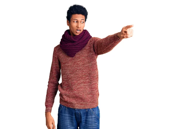 年轻的非洲裔美国人 身穿休闲地冬季毛衣 头戴围巾 手指指向前方 满口惊讶的表情 前面有什么东西 — 图库照片