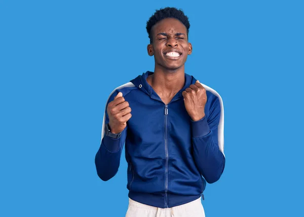 Joven Afroamericano Vestido Con Ropa Deportiva Celebrando Sorprendido Sorprendido Por —  Fotos de Stock