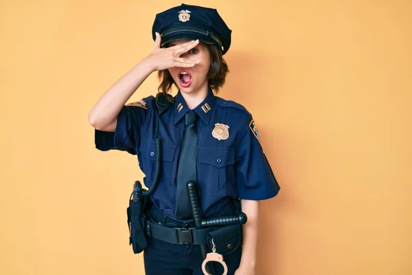 Jovem Mulher Bonita Vestindo Uniforme Policial Espreitando Choque Cobrindo Rosto — Fotografia de Stock