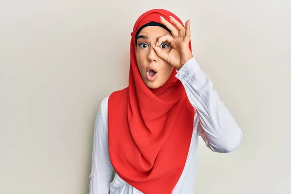 Junge Schöne Hispanische Mädchen Mit Traditionellem Islamischen Hijab Schal Tun — Stockfoto