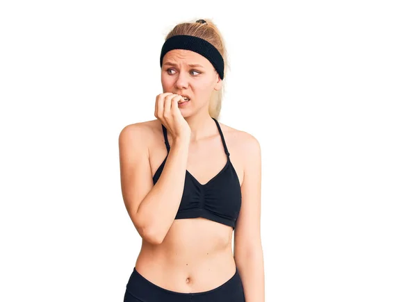 Spor Kıyafetleri Giyen Genç Sarışın Kadın Gergin Gergin Görünüyor Ağzı — Stok fotoğraf