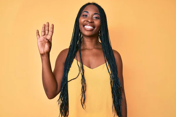 Африканська Американка Плечима Повсякденному Одязі Показує Вказує Вгору Пальцями Номер — стокове фото
