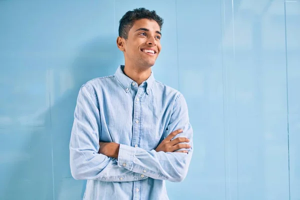 Joven Latino Sonriendo Feliz Apoyado Pared Ciudad —  Fotos de Stock