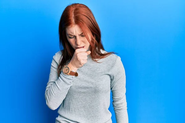 Junge Mädchen Mit Rotem Kopf Die Rollkragenpullover Tragen Fühlen Sich — Stockfoto