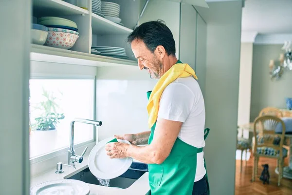 Hombre Mediana Edad Con Barba Sonriendo Feliz Lavando Platos Casa — Foto de Stock