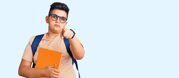 Mały Chłopiec Studenckim Plecaku Trzymający Książki Wskazujące Palcem Kamerę Ciebie — Zdjęcie stockowe