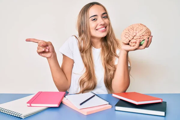 Jovem Bela Mulher Loira Segurando Cérebro Enquanto Estudava Para Escola — Fotografia de Stock