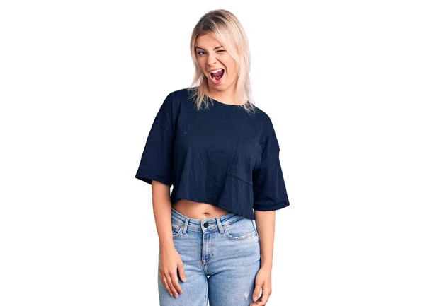 Ung Vacker Blond Kvinna Bär Casual Shirt Blinkar Tittar Kameran — Stockfoto