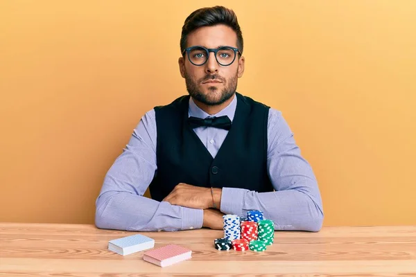 Masada Poker Fişleri Yüzünde Ciddi Bir Ifadeyle Oturan Yakışıklı Spanyol — Stok fotoğraf