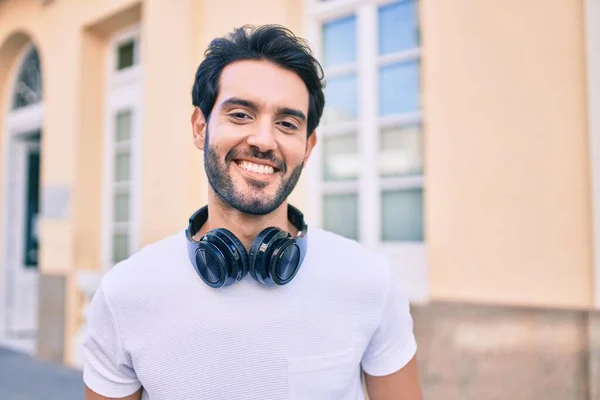 Jeune Homme Hispanique Souriant Heureux Portant Des Écouteurs Marchant Dans — Photo