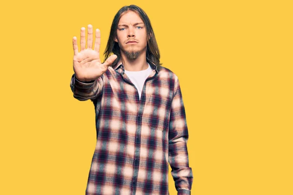 Bonito Homem Caucasiano Com Cabelos Longos Vestindo Camisa Hipster Fazendo — Fotografia de Stock