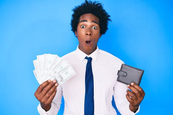 Hombre Afroamericano Guapo Con Cabello Afro Sosteniendo Billetera Billetes Dólares —  Fotos de Stock