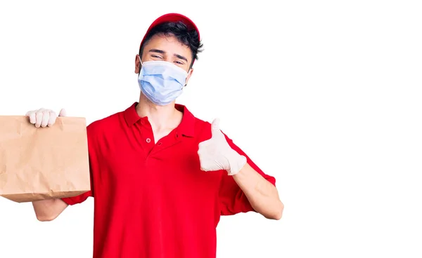 Ung Latinamerikan Man Bär Leverans Uniform Och Medicinsk Mask Innehav — Stockfoto