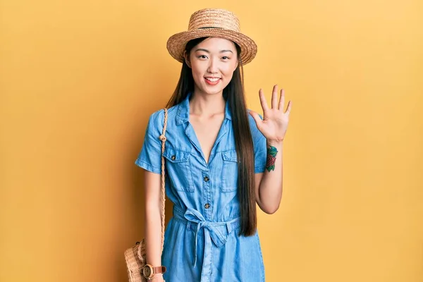 Junge Chinesin Mit Sommermütze Zeigt Mit Finger Nummer Fünf Nach — Stockfoto