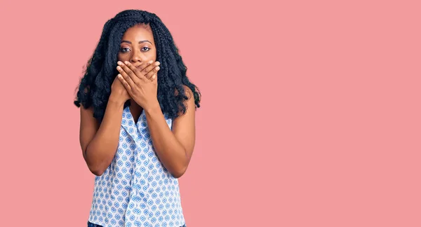 Красивая Африканская Американка Обычной Летней Рубашке Шокировала Закрывая Рот Руками — стоковое фото