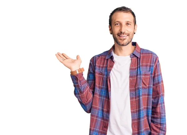 Jonge Knappe Man Casual Kleding Lachende Vrolijke Presentatie Wijzen Met — Stockfoto