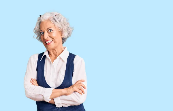 Oudere Grijsharige Vrouw Casual Kleding Vrolijk Gezicht Glimlachend Met Gekruiste — Stockfoto