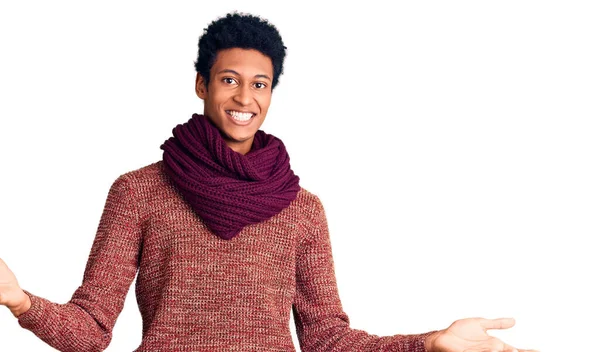 Giovane Uomo Afroamericano Indossa Casual Maglione Invernale Sciarpa Sorridente Allegro — Foto Stock