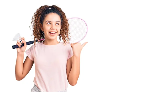 Hermosa Niña Con Pelo Rizado Sosteniendo Raqueta Bádminton Shuttlecock Apuntando — Foto de Stock