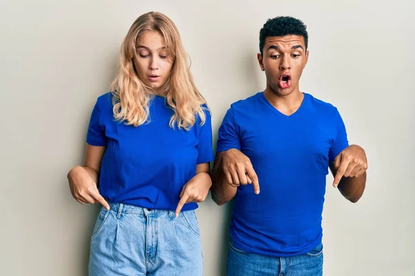 Mladé Mezirasové Páry Sobě Ležérní Oblečení Ukazuje Dolů Prsty Ukazující — Stock fotografie