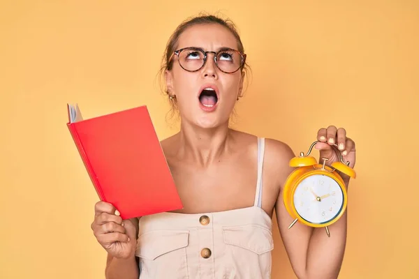 Belle Femme Caucasienne Tenant Livre Réveil Colère Fou Hurlant Frustré — Photo