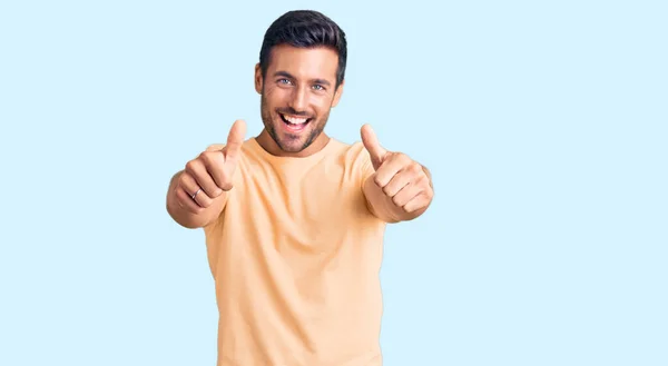 Ung Latinamerikansk Man Klädd Avslappnade Kläder Godkänner Gör Positiv Gest — Stockfoto