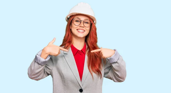 Jonge Roodharige Vrouw Met Een Architectenhelm Die Zelfverzekerd Uitziet Met — Stockfoto