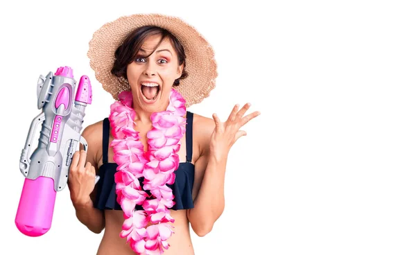 Beautiful Young Woman Short Hair Wearing Bikini Hawaiian Lei Holding — Stock Photo, Image