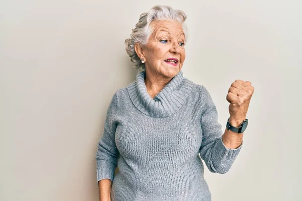 Ältere Grauhaarige Frau Lässiger Kleidung Die Den Daumen Zur Seite — Stockfoto