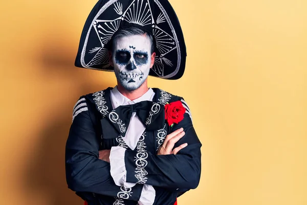 Jeune Homme Portant Jour Mexicain Costume Mort Sur Jaune Sceptique — Photo