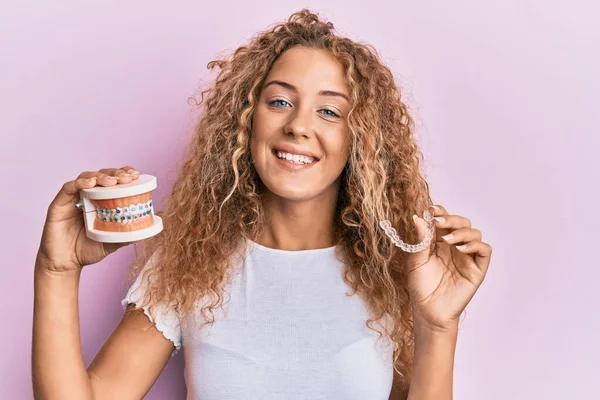 Menina Adolescente Caucasiana Bonita Segurando Aligner Invisível Ortodôntico Aparelho Sorrindo — Fotografia de Stock