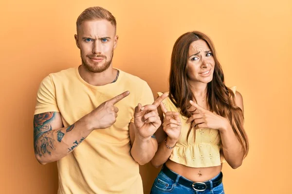 Jong Paar Van Vriendin Vriendje Knuffelen Staan Samen Wijzen Opzij — Stockfoto