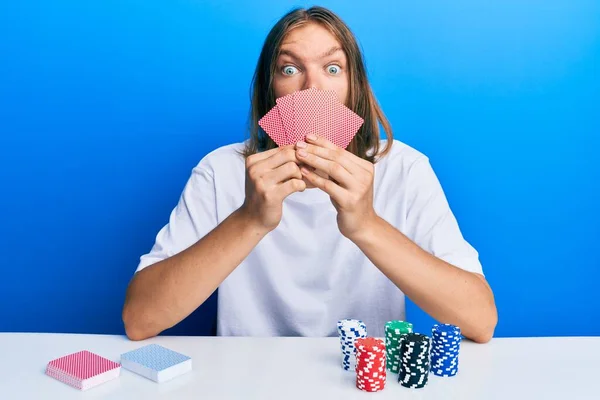 Knappe Blanke Man Met Lang Haar Spelen Gokken Poker Cover — Stockfoto