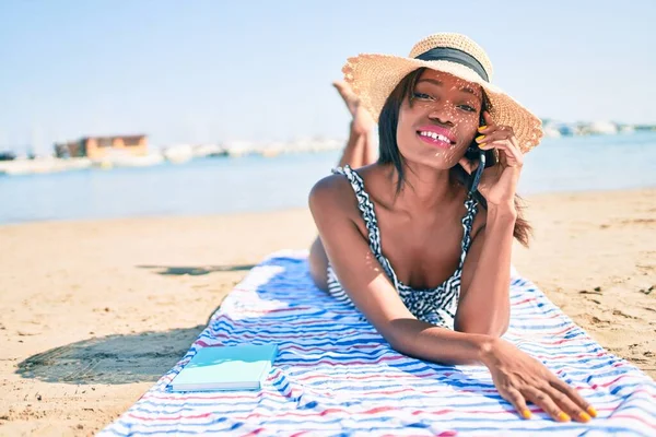 Junge Afroamerikanerin Urlaub Auf Dem Handtuch Liegend Und Strand Mit — Stockfoto