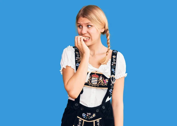 Jonge Mooie Blonde Vrouw Draagt Oktoberfest Jurk Kijken Gestrest Nerveus — Stockfoto