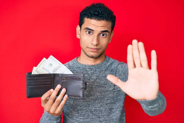 Joven Hombre Hispano Guapo Sosteniendo Billetera Con Dólares Con Mano — Foto de Stock