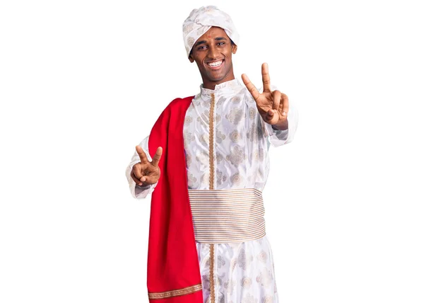 Gelenek Giyinmiş Afrikalı Yakışıklı Bir Adam Sherwani Sari Elbisesi Giyiyor — Stok fotoğraf