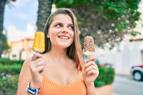 Menina Oriente Médio Jovem Sorrindo Feliz Comer Sorvete Cidade — Fotografia de Stock