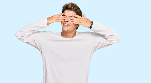 Schöner Kaukasischer Mann Lässigem Weißen Pullover Der Die Augen Bedeckt — Stockfoto