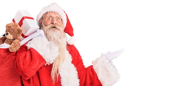 Gri Saçlı Uzun Sakallı Yaşlı Bir Adam Noel Baba Kostümü — Stok fotoğraf
