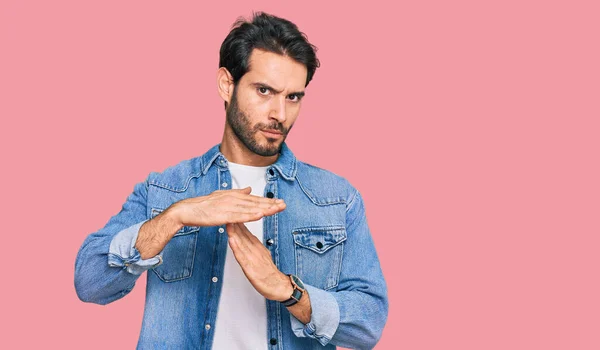 Ung Latinamerikan Man Bär Casual Kläder Gör Time Out Gest — Stockfoto