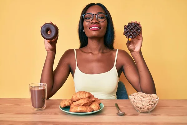 Jeune Femme Afro Américaine Tenant Beignet Chocolat Gaufre Pour Petit — Photo