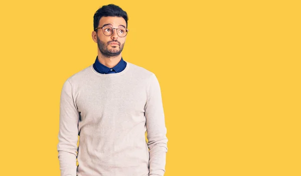 Jeune Homme Hispanique Beau Portant Des Vêtements Élégants Des Lunettes — Photo