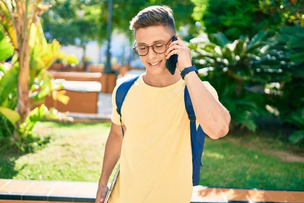 Joven Estudiante Hispano Sonriendo Feliz Usando Smartphone Caminando Por Campus — Foto de Stock